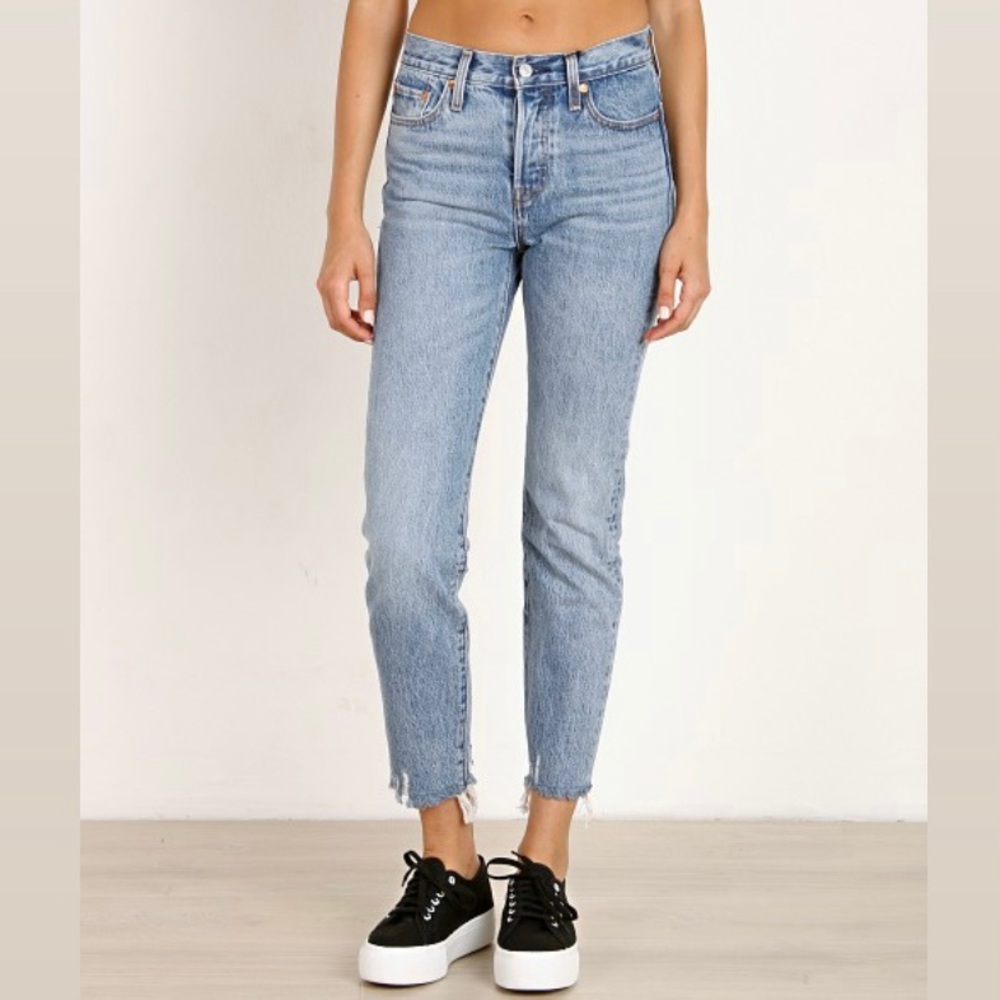 Levi’s Wedgie fit high-waisted medium-wash jeans. 💙